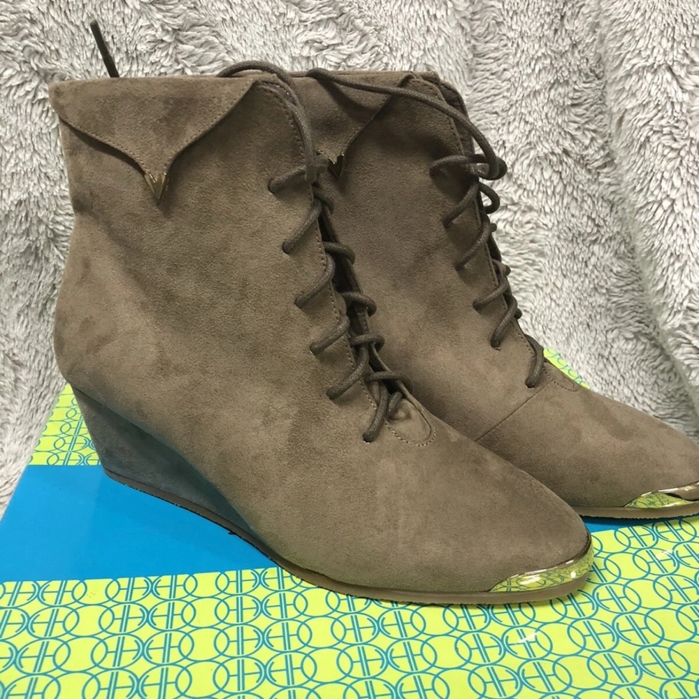 Hot In Hollywood Wedge Boots Silver Accents Khaki Sueded Size 8 New Booties
